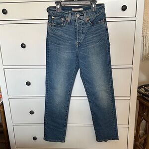 Women’s Levi’s wedgie straight jeans size 27